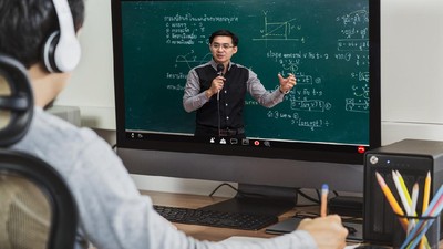 Roboguru di Kelas: Bagaimana Robot dan AI Menggantikan Asisten Pengajar