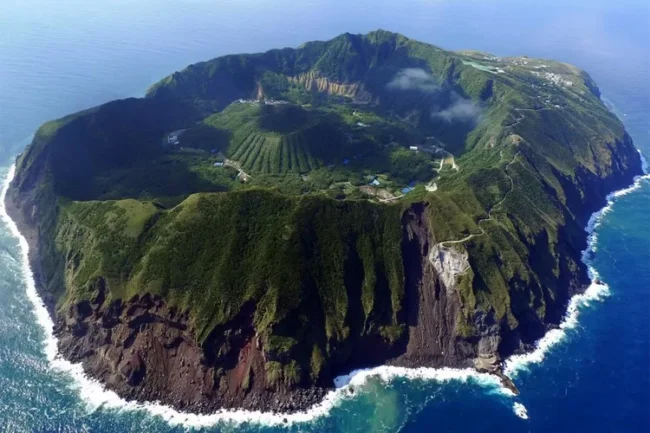 Pendidikan di Pulau Vulkanik: Menggabungkan Geologi, Biologi, dan Budaya Lokal